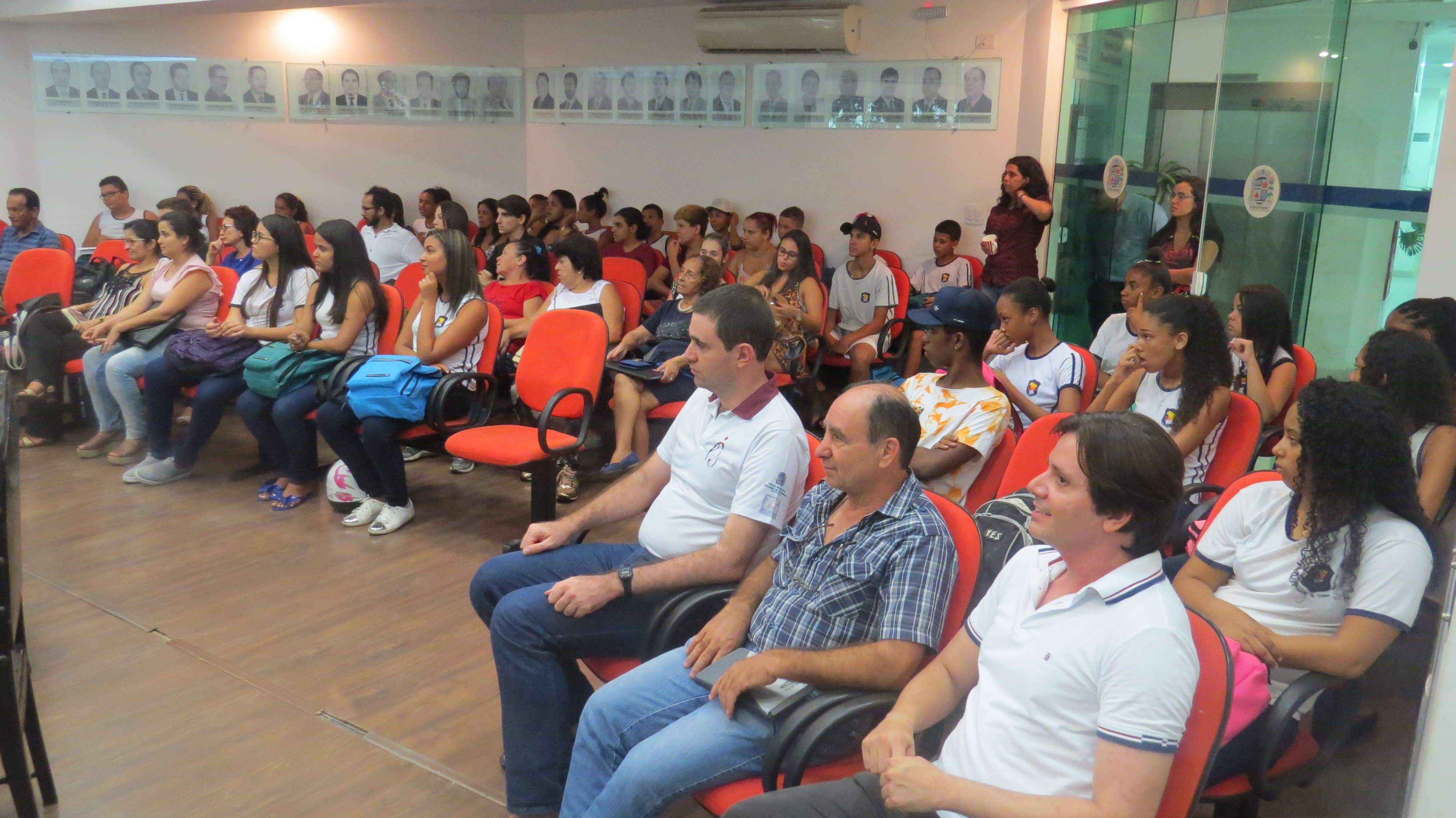 Público palestra "empoderamento feminino"