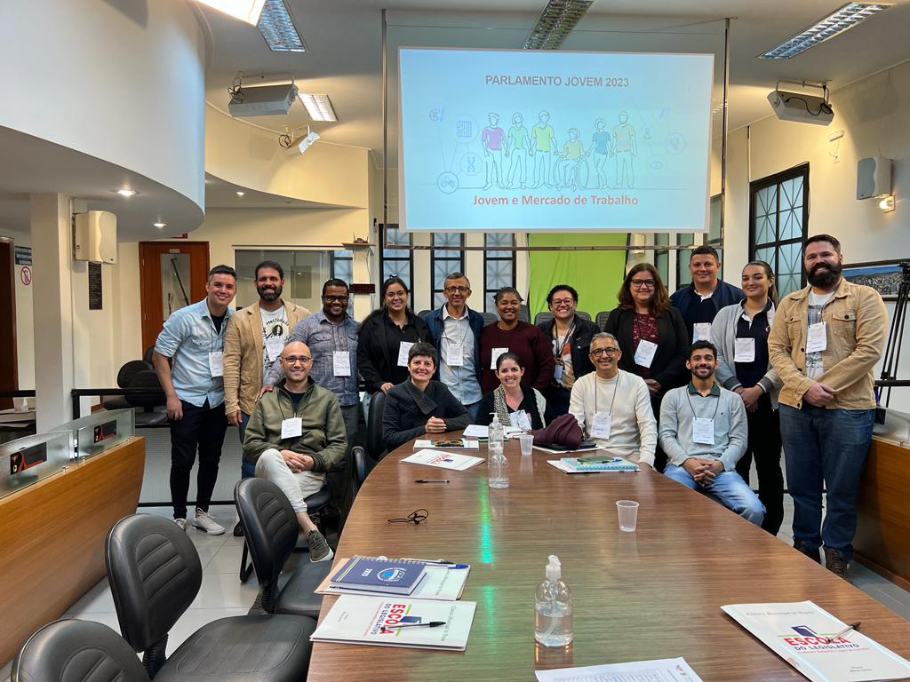 Equipe de coordenação do Parlamento Jovem participa de visita técnica