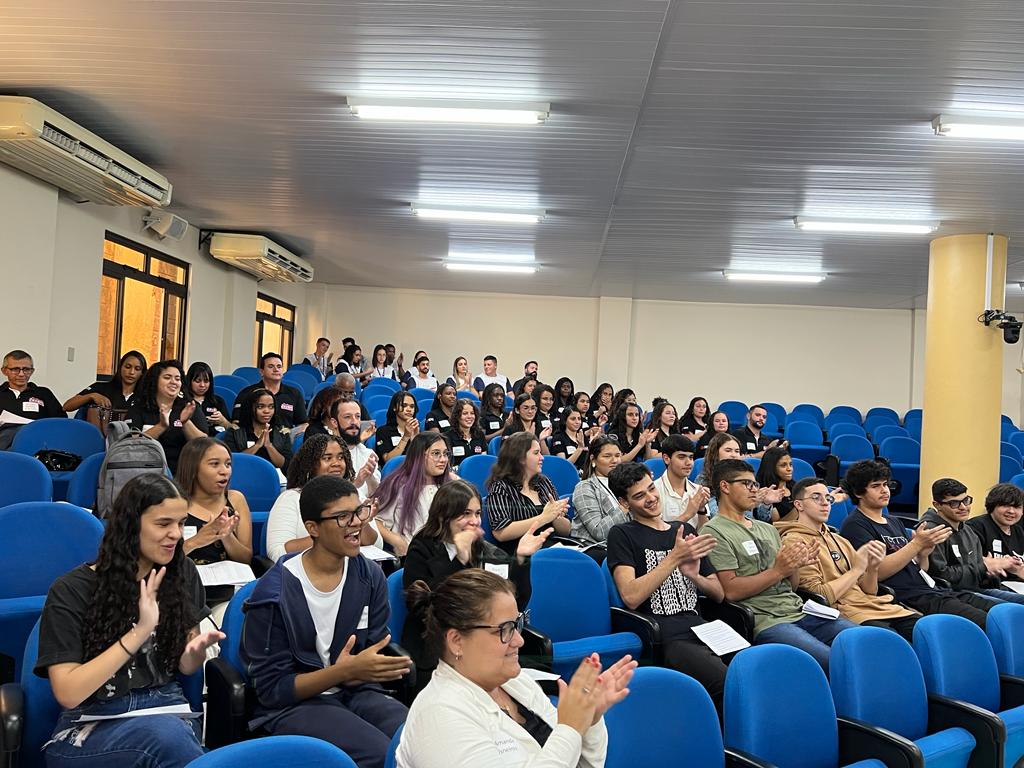 Equipe do Parlamento Jovem participa de Plenária Regional